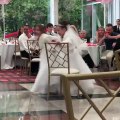 Ces filles d’honneur créent l’ambiance et ont amusé les invités lors d’un mariage.