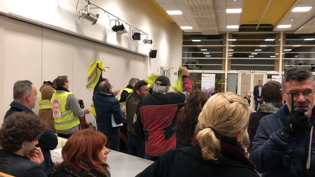 Municipales à La Roche-sur-Yon. Des Gilets jaunes perturbent une réunion publique du maire