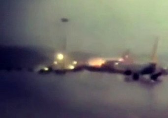 Sabiha Gökçen'de uçağın pistten çıktığı anlar kamerada