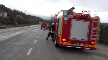 20 metrelik şarampole yuvarlanan otomobilden yaralı kurtarıldılar