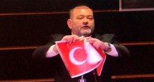 Türkücü Kenan Uçkan, Türk bayrağını yırtan ırkçı Yunan milletvekilini yumruklayarak formunu koruyor
