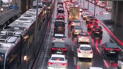 İstanbul'da sağanak yağış hayatı olumsuz etkiliyor