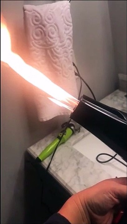 Son sèche-cheveux est un véritable lance-flammes... Dangereux