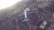 Un Drone vole au-dessus d'un avion de ligne en train d'atterrir à Las Vegas