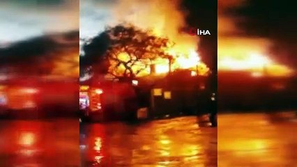 Kocaeli'de tarihi tren garı alev alev yandı