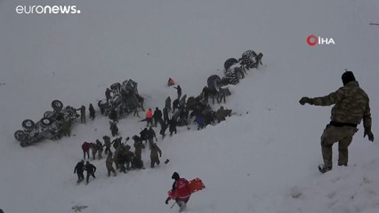 Mueren 38 personas en una avalancha doble en Turquía