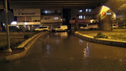Kuşadası’nda sağanak yağmur sonrası yollar göle döndü