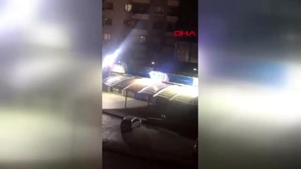 Ankara'da fırtına nedeniyle ağaçlar devrildi, binaların çatıları uçtu