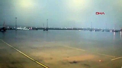 Uçağın pistten çıkma anı kamerada