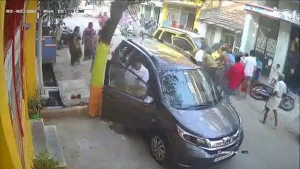 தாறுமாறாக.. தறிகெட்டு வந்த மஞ்சள் கலர் கார்.. மொத்த குடும்பத்தினர் மீது மோதி.. பரபர சிசிடிவி காட்சி  - வீடியோ
