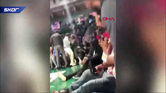 Ünlü boksör kameralar önünde eşinin boğazını sıktı