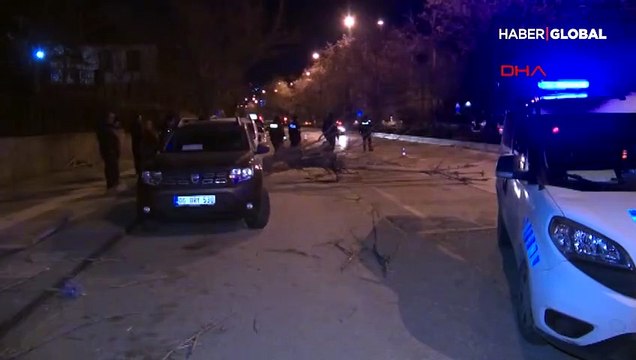 Ankara'da fırtınadan ağaçlar devrildi, binaların çatısı uçtu