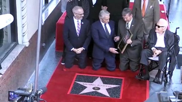Kirk Douglas recibiendo su estrella en el paseo de la fama