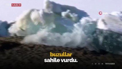 Rusya’da denizdeki buzullar sahile vurdu