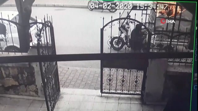 Motosiklet bir anda alev aldı, atık toplayıcısı yanmaktan son anda kurtuldu