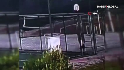 Giriş kapısını kapatıp tekmelemeye başladı! Vahşet dakikalarca sürdü