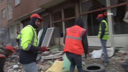 Enkaz altında kalan Kur’an-ı Kerim ve Türk bayrakları hassasiyetle toplanıyor