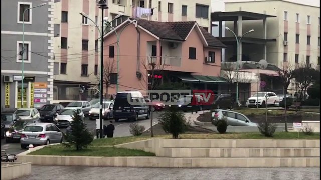 Report TV - RENEA dhe FNSH rrethojnë Lezhën, kontrolle në banesa dhe biznese, disa të shoqëruar