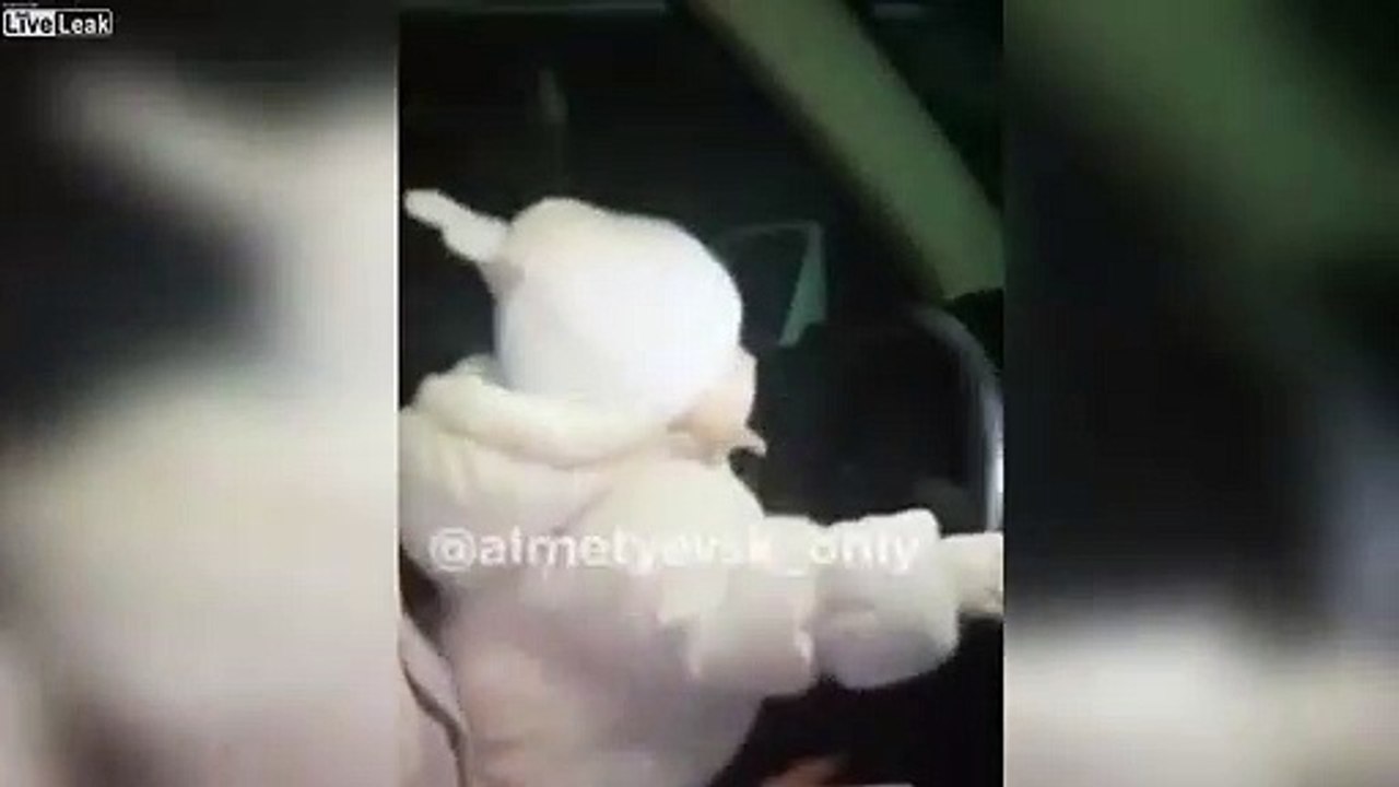 Maman donne le volant.. à son bébé en pleine route !