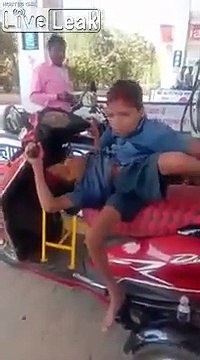 Ces jumeaux siamois conduisent un scooter !