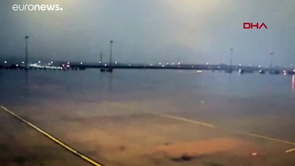 شاهد: لحظة هبوط مروعة لطائرة بيغاسوس التركية انشطرت على مدرج مطار في اسطنبول