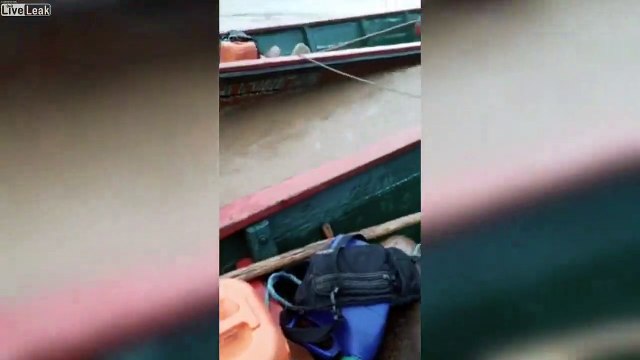 Transport d'un camion sur 2 pirogues !