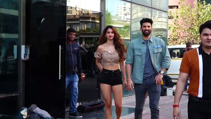 Disha Patani Feels SHY After Aditya Roy Kapoor T0UCH Her Back While Taking Photo At Malang Promotion