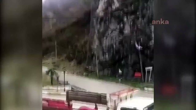 Giresun'da heyelan anı kamerada; karayolu ulaşıma kapandı