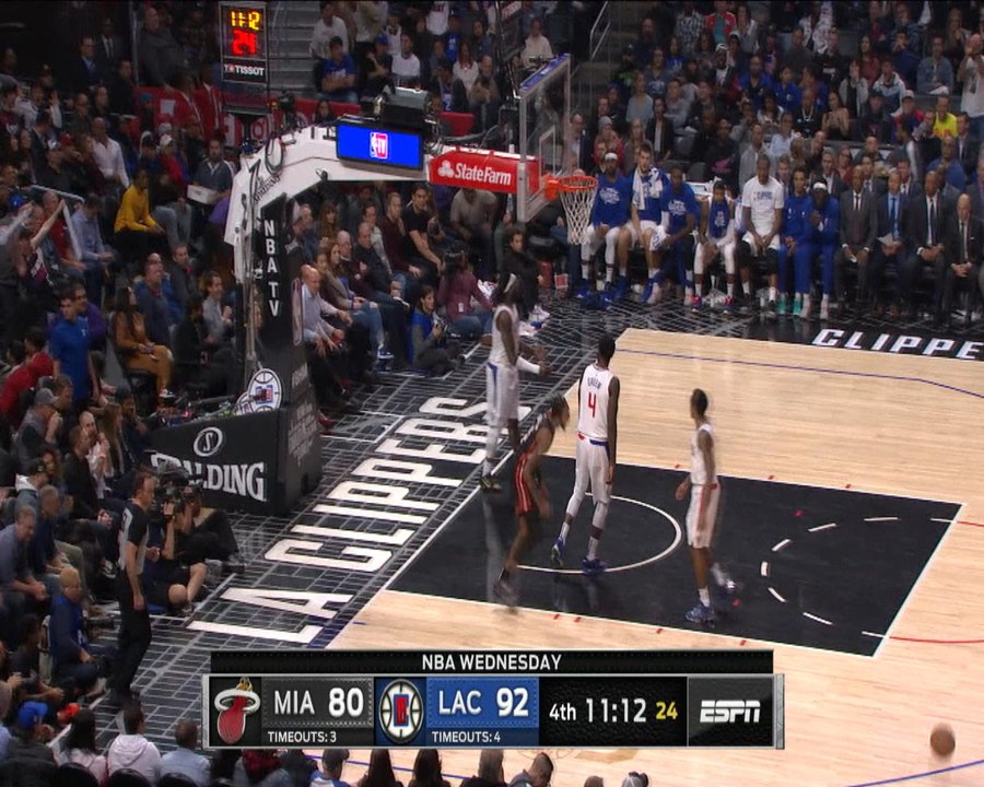 Jones Jr silences Staples Center with dunk