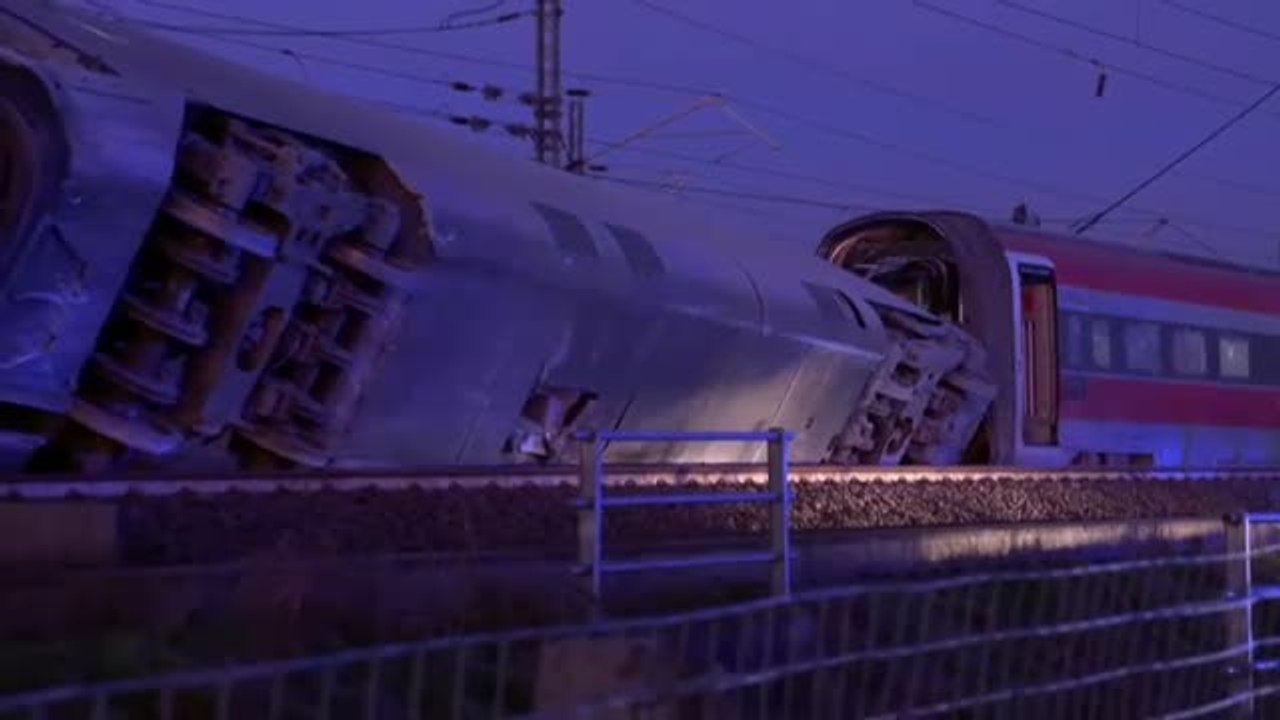 Dos muertos y decenas de heridos en el descarrilamiento de un tren en Italia
