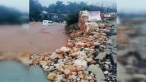 Mersin’de sağanak yağış etkili oldu... Göle dönen yolda mahsur kalan öğrenci servisini itfaiye ekipleri kurtardı