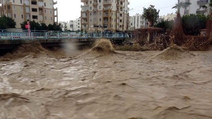Mersin'de sel suları yükseldi, köprü trafiğe kapatıldı