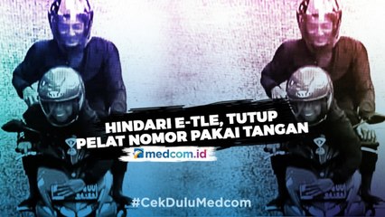 Hindari E-TLE, Pemotor Ini Tutupi Pelat Nomor Pakai Tangan
