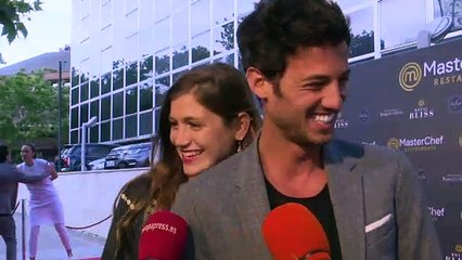 Miri, de Master Chef y Jorge Brazález en un acto del programa que los dio a conocer