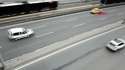 Avcılar'da yolda korkutan çatlaklar