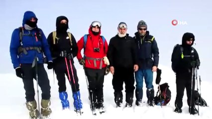 2 bin 900 rakımda depremde hayatını kaybedenler için saygı duruşu