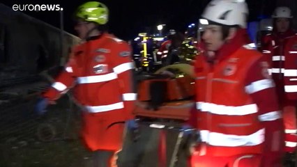 Dos muertos y 27 heridos al descarrilar un tren de alta velocidad en Italia