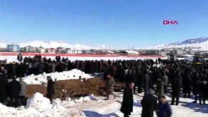 Van'daki çığ faciasında hayatını kaybeden 4 kişi toprağa verildi