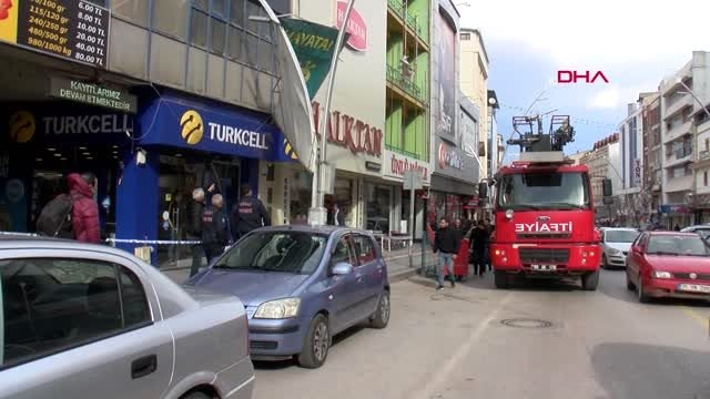 Tokat'ta kuvvetli rüzgar çatıları uçurdu, ağaçları devirdi