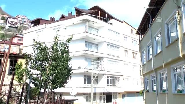 Ordu'da fırtına nedeniyle çatısı uçan bina tedbir amacıyla boşaltıldı