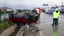 Yağışta kontrolden çıkan otomobil takla attı: 1 ölü, 1 yaralı