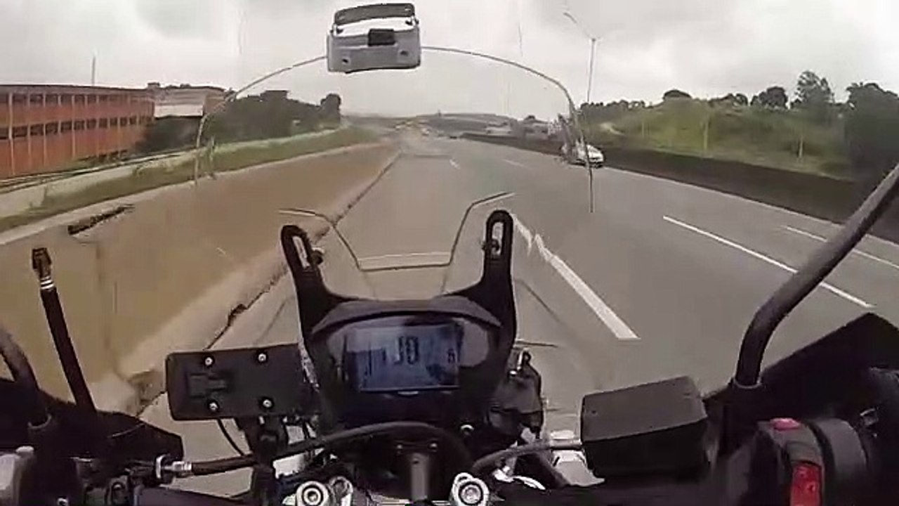 Motard à contresens pour échapper à des voleurs