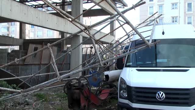 Fırtına nedeniyle bazı evlerin çatısı uçtu, bir inşaatın iskelesi devrildi
