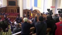 Ukrayna parlamentosu'nda 'tarım arazileri' oturumunda arbede