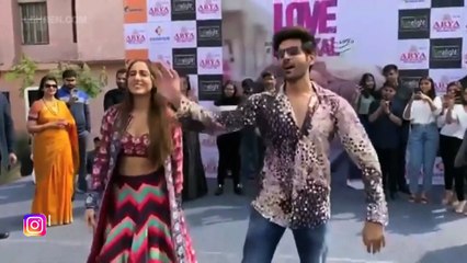 Crowd Goes CRAZY As Sara-Kartik Dance Together