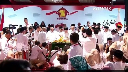 Saat Prabowo Beri Potongan Tumpeng Ultah Gerindra ke Anies-Sandi