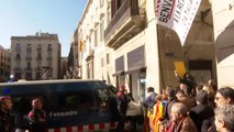 Tímidas protestas contra Pedro Sánchez a su llegada al Palau de la Generalitat