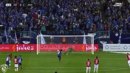 Gomis marque et boit un café !