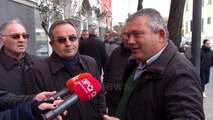 Ora News - Punonjësit e uzinës së Ballshit para prefekturës, mbështesin grupin negociator në Tiranë