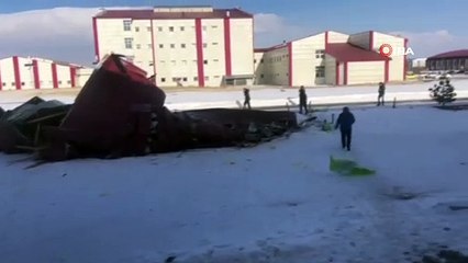 Şiddetli rüzgar çatıları uçurdu